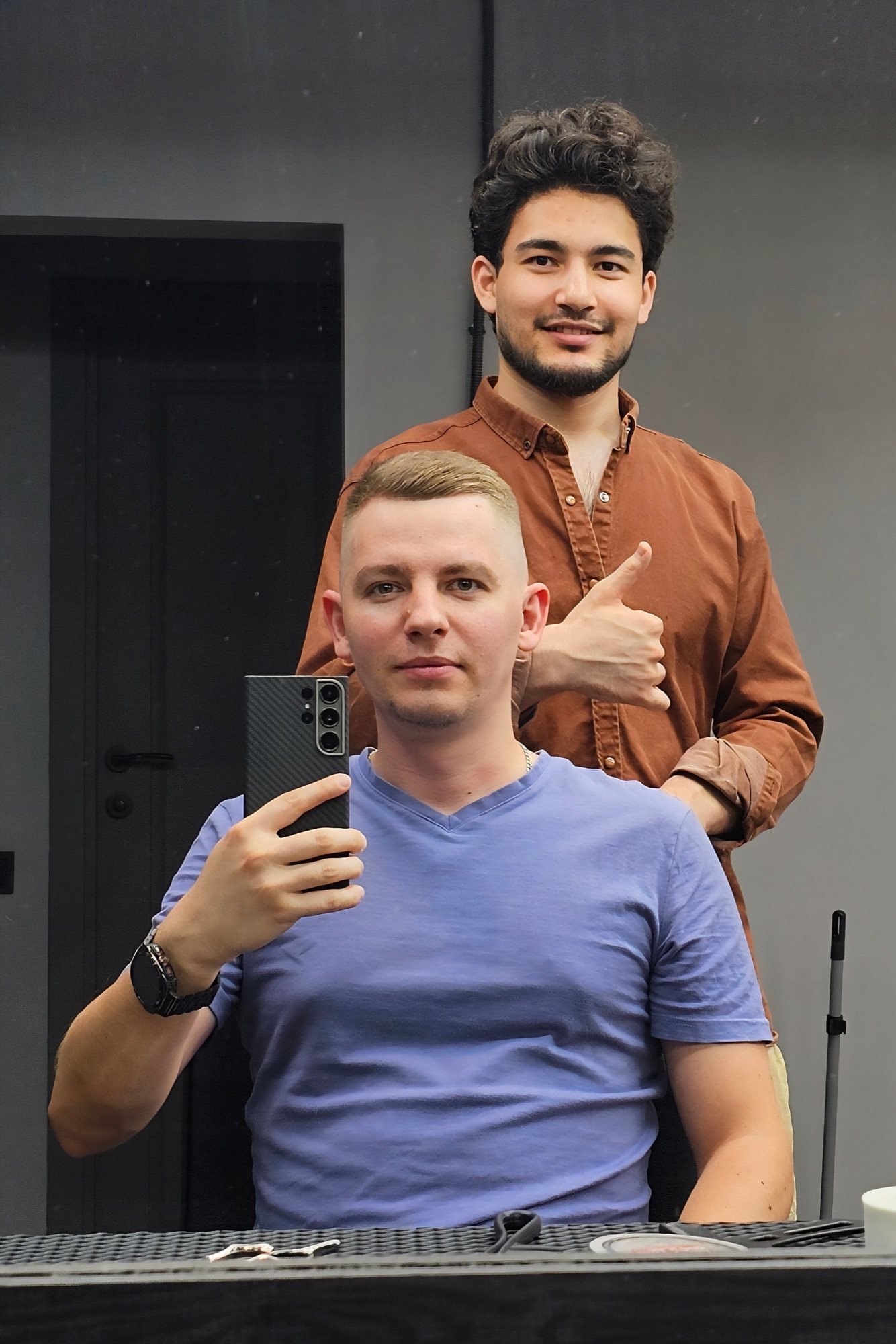 Мастер с клиентом перед зеркалом
